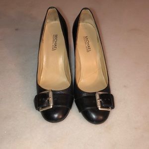 Michael Michale Kors round toe buckle pump 7.5